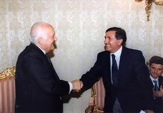 Il Presidente della Repubblica Oscar Luigi Scalfaro incontra Lino Giannotti, presidente della Società ciclistica Rinascita di Ravenna, con una delegazione, per il 50° anniversario di fondazione del sodalizio