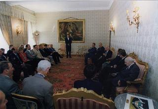 Il Presidente della Repubblica Oscar Luigi Scalfaro incontra Lino Giannotti, presidente della Società ciclistica Rinascita di Ravenna, con una delegazione, per il 50° anniversario di fondazione del sodalizio