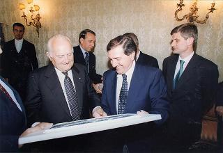 Il Presidente della Repubblica Oscar Luigi Scalfaro incontra Lino Giannotti, presidente della Società ciclistica Rinascita di Ravenna, con una delegazione, per il 50° anniversario di fondazione del sodalizio