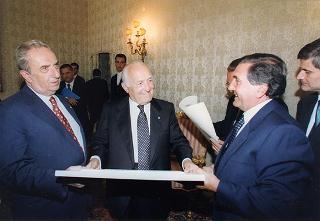 Il Presidente della Repubblica Oscar Luigi Scalfaro incontra Lino Giannotti, presidente della Società ciclistica Rinascita di Ravenna, con una delegazione, per il 50° anniversario di fondazione del sodalizio