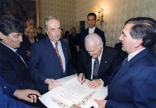 Il Presidente della Repubblica Oscar Luigi Scalfaro incontra Lino Giannotti, presidente della Società ciclistica Rinascita di Ravenna, con una delegazione, per il 50° anniversario di fondazione del sodalizio