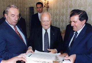 Il Presidente della Repubblica Oscar Luigi Scalfaro incontra Lino Giannotti, presidente della Società ciclistica Rinascita di Ravenna, con una delegazione, per il 50° anniversario di fondazione del sodalizio