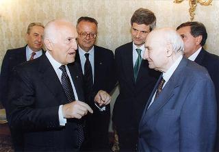 Il Presidente della Repubblica Oscar Luigi Scalfaro incontra Lino Giannotti, presidente della Società ciclistica Rinascita di Ravenna, con una delegazione, per il 50° anniversario di fondazione del sodalizio
