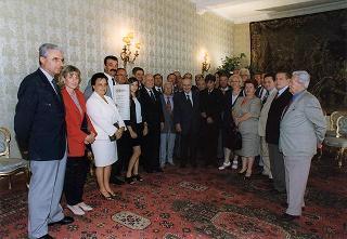 Il Presidente della Repubblica Oscar Luigi Scalfaro incontra Lino Giannotti, presidente della Società ciclistica Rinascita di Ravenna, con una delegazione, per il 50° anniversario di fondazione del sodalizio