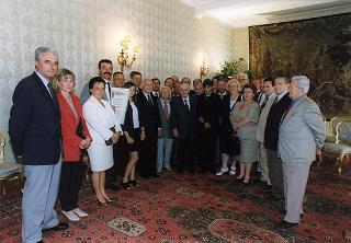 Il Presidente della Repubblica Oscar Luigi Scalfaro incontra Lino Giannotti, presidente della Società ciclistica Rinascita di Ravenna, con una delegazione, per il 50° anniversario di fondazione del sodalizio