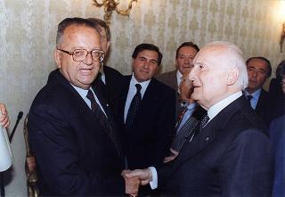 Il Presidente della Repubblica Oscar Luigi Scalfaro incontra Lino Giannotti, presidente della Società ciclistica Rinascita di Ravenna, con una delegazione, per il 50° anniversario di fondazione del sodalizio