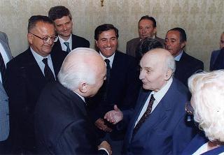 Il Presidente della Repubblica Oscar Luigi Scalfaro incontra Lino Giannotti, presidente della Società ciclistica Rinascita di Ravenna, con una delegazione, per il 50° anniversario di fondazione del sodalizio