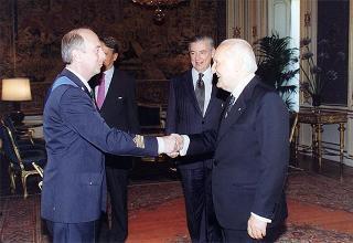 Il Presidente della Repubblica Oscar Luigi Scalfaro riceve la visita del Comandante dell'aereo presidenziale uscente, il colonnello pilota Antonio Daniele, e del tenente colonnello Almerigo Bonetti, Comandante   entrante