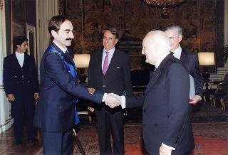 Il Presidente della Repubblica Oscar Luigi Scalfaro riceve la visita del Comandante dell'aereo presidenziale uscente, il colonnello pilota Antonio Daniele, e del tenente colonnello Almerigo Bonetti, Comandante   entrante