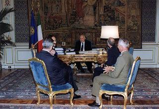 Il Presidente della Repubblica Oscar Luigi Scalfaro riceve la visita del Comandante dell'aereo presidenziale uscente, il colonnello pilota Antonio Daniele, e del tenente colonnello Almerigo Bonetti, Comandante   entrante