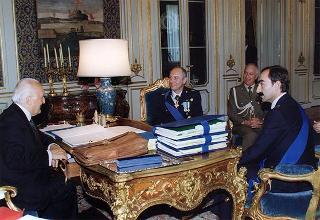 Il Presidente della Repubblica Oscar Luigi Scalfaro riceve la visita del Comandante dell'aereo presidenziale uscente, il colonnello pilota Antonio Daniele, e del tenente colonnello Almerigo Bonetti, Comandante   entrante
