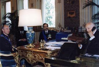 Il Presidente della Repubblica Oscar Luigi Scalfaro riceve la visita del Comandante dell'aereo presidenziale uscente, il colonnello pilota Antonio Daniele, e del tenente colonnello Almerigo Bonetti, Comandante   entrante