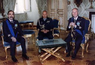 Il Presidente della Repubblica Oscar Luigi Scalfaro riceve la visita del Comandante dell'aereo presidenziale uscente, il colonnello pilota Antonio Daniele, e del tenente colonnello Almerigo Bonetti, Comandante   entrante