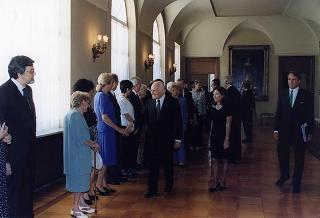 Consiglieri internazionali del Praemium Imperiale Giapponese, i vincitori del premio per il 1997 e gli esponenti della Japan Art Association