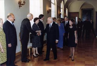 Consiglieri internazionali del Praemium Imperiale Giapponese, i vincitori del premio per il 1997 e gli esponenti della Japan Art Association