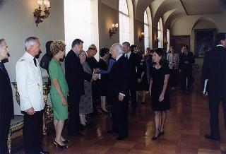 Consiglieri internazionali del Praemium Imperiale Giapponese, i vincitori del premio per il 1997 e gli esponenti della Japan Art Association