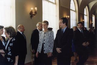 Consiglieri internazionali del Praemium Imperiale Giapponese, i vincitori del premio per il 1997 e gli esponenti della Japan Art Association