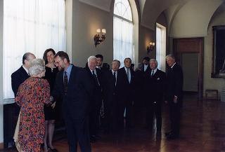 Consiglieri internazionali del Praemium Imperiale Giapponese, i vincitori del premio per il 1997 e gli esponenti della Japan Art Association