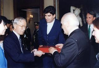 Consiglieri internazionali del Praemium Imperiale Giapponese, i vincitori del premio per il 1997 e gli esponenti della Japan Art Association