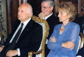 Consiglieri internazionali del Praemium Imperiale Giapponese, i vincitori del premio per il 1997 e gli esponenti della Japan Art Association