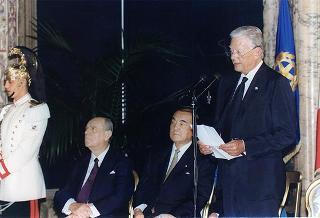 Consiglieri internazionali del Praemium Imperiale Giapponese, i vincitori del premio per il 1997 e gli esponenti della Japan Art Association
