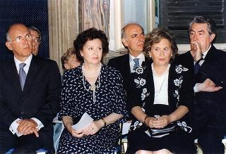 Consiglieri internazionali del Praemium Imperiale Giapponese, i vincitori del premio per il 1997 e gli esponenti della Japan Art Association