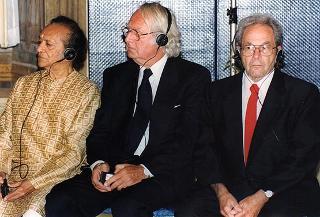 Consiglieri internazionali del Praemium Imperiale Giapponese, i vincitori del premio per il 1997 e gli esponenti della Japan Art Association