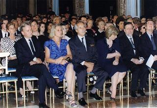 Consiglieri internazionali del Praemium Imperiale Giapponese, i vincitori del premio per il 1997 e gli esponenti della Japan Art Association