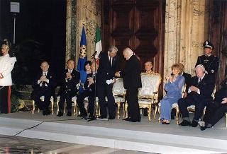 Consiglieri internazionali del Praemium Imperiale Giapponese, i vincitori del premio per il 1997 e gli esponenti della Japan Art Association