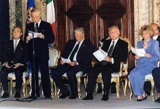 Consiglieri internazionali del Praemium Imperiale Giapponese, i vincitori del premio per il 1997 e gli esponenti della Japan Art Association