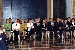 Consiglieri internazionali del Praemium Imperiale Giapponese, i vincitori del premio per il 1997 e gli esponenti della Japan Art Association