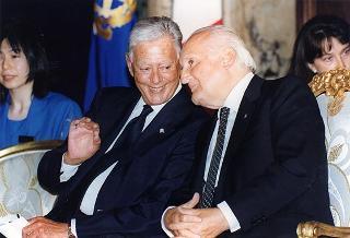 Consiglieri internazionali del Praemium Imperiale Giapponese, i vincitori del premio per il 1997 e gli esponenti della Japan Art Association