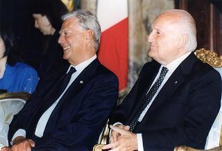 Consiglieri internazionali del Praemium Imperiale Giapponese, i vincitori del premio per il 1997 e gli esponenti della Japan Art Association