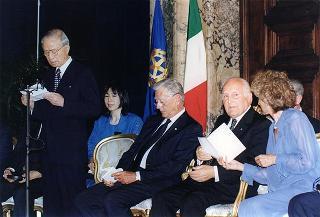 Consiglieri internazionali del Praemium Imperiale Giapponese, i vincitori del premio per il 1997 e gli esponenti della Japan Art Association