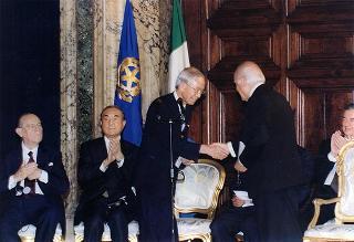 Consiglieri internazionali del Praemium Imperiale Giapponese, i vincitori del premio per il 1997 e gli esponenti della Japan Art Association