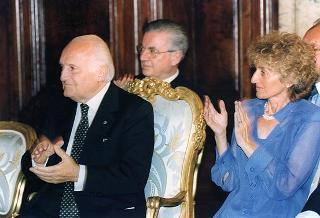 Consiglieri internazionali del Praemium Imperiale Giapponese, i vincitori del premio per il 1997 e gli esponenti della Japan Art Association