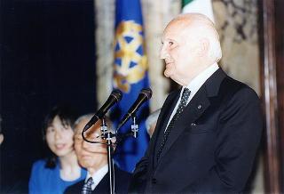 Consiglieri internazionali del Praemium Imperiale Giapponese, i vincitori del premio per il 1997 e gli esponenti della Japan Art Association