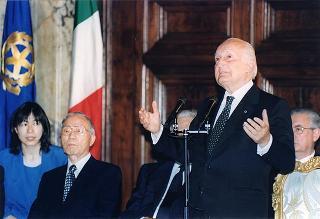 Consiglieri internazionali del Praemium Imperiale Giapponese, i vincitori del premio per il 1997 e gli esponenti della Japan Art Association