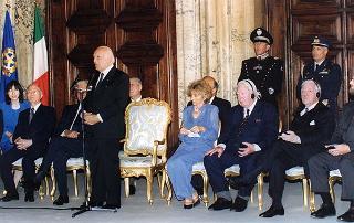 Consiglieri internazionali del Praemium Imperiale Giapponese, i vincitori del premio per il 1997 e gli esponenti della Japan Art Association