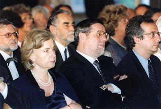 Consiglieri internazionali del Praemium Imperiale Giapponese, i vincitori del premio per il 1997 e gli esponenti della Japan Art Association