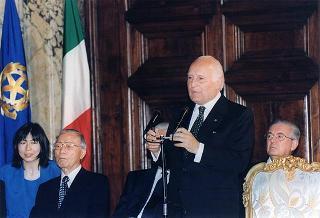 Consiglieri internazionali del Praemium Imperiale Giapponese, i vincitori del premio per il 1997 e gli esponenti della Japan Art Association