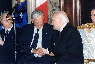 Consiglieri internazionali del Praemium Imperiale Giapponese, i vincitori del premio per il 1997 e gli esponenti della Japan Art Association