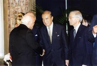 Consiglieri internazionali del Praemium Imperiale Giapponese, i vincitori del premio per il 1997 e gli esponenti della Japan Art Association