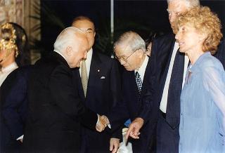 Consiglieri internazionali del Praemium Imperiale Giapponese, i vincitori del premio per il 1997 e gli esponenti della Japan Art Association
