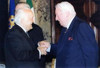Consiglieri internazionali del Praemium Imperiale Giapponese, i vincitori del premio per il 1997 e gli esponenti della Japan Art Association