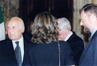 Consiglieri internazionali del Praemium Imperiale Giapponese, i vincitori del premio per il 1997 e gli esponenti della Japan Art Association