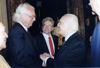 Consiglieri internazionali del Praemium Imperiale Giapponese, i vincitori del premio per il 1997 e gli esponenti della Japan Art Association