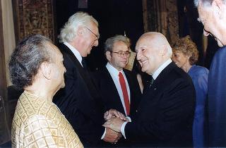 Consiglieri internazionali del Praemium Imperiale Giapponese, i vincitori del premio per il 1997 e gli esponenti della Japan Art Association