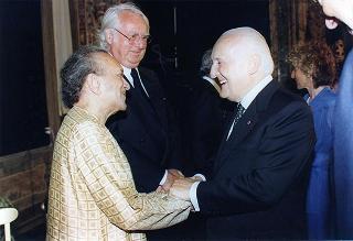 Consiglieri internazionali del Praemium Imperiale Giapponese, i vincitori del premio per il 1997 e gli esponenti della Japan Art Association