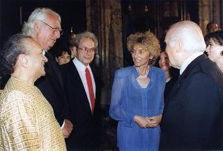 Consiglieri internazionali del Praemium Imperiale Giapponese, i vincitori del premio per il 1997 e gli esponenti della Japan Art Association